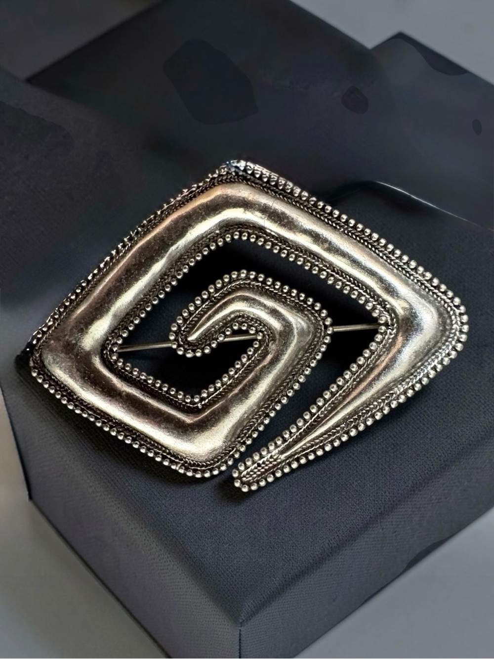 JJ Vintage Elegant Spiral Statement Brooch in Silver